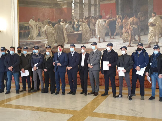 https://www.amts.ct.it/wp-content/uploads/2021/12/20-nuovi-autisti-2-640x480.jpg