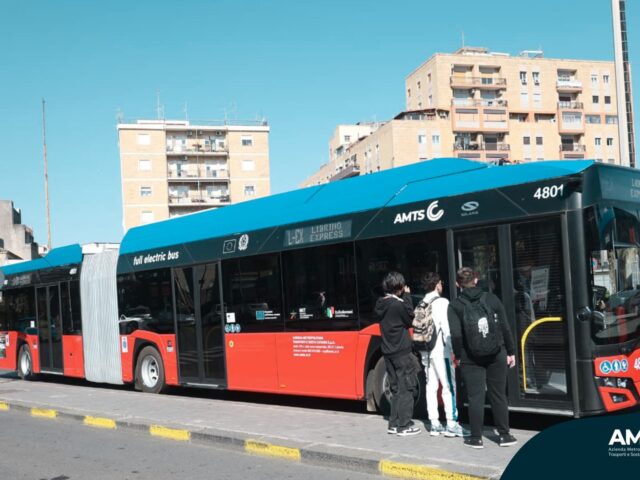 https://www.amts.ct.it/wp-content/uploads/2026/04/Bus-18-metri-640x480.jpg